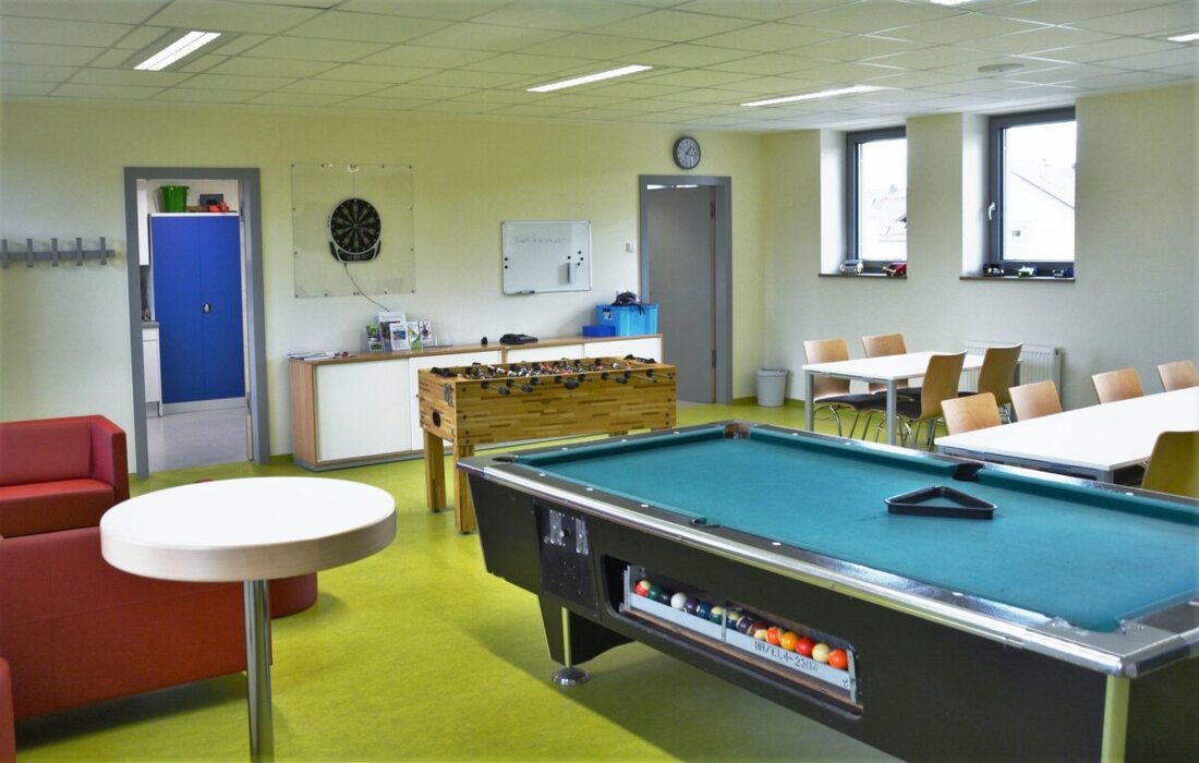 Teublitz. Der Kinder- und Jugendtreff bietet im Oktober und den Herbstferien ein vielfältiges Programm, von offenen Treffs bis zu speziellen Thementagen wie Oktoberfest und Halloween. Anmeldungen sind begrenzt und online oder telefonisch möglich.