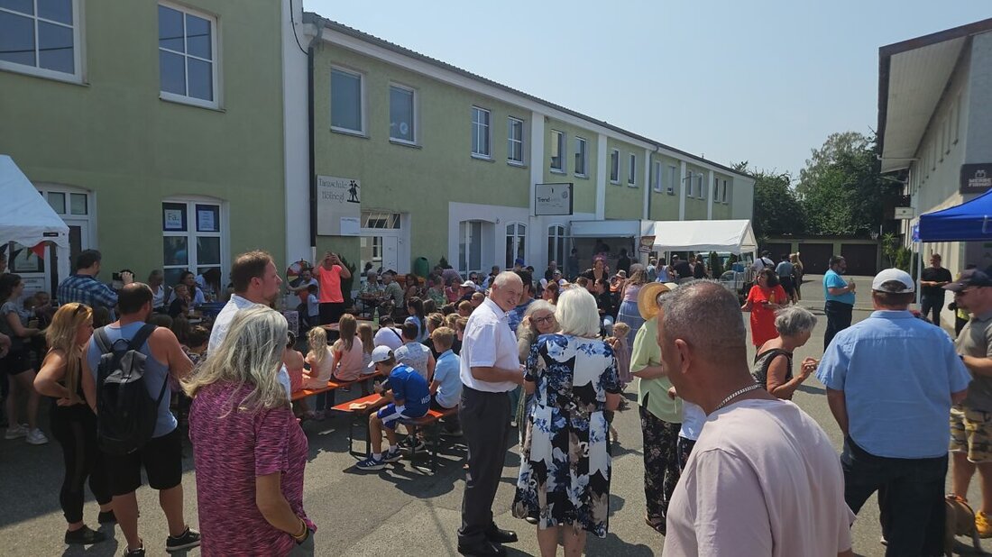 Weiden. Strahlender Sonnenschein, gute Stimmung und ein buntes Programm für die ganze Familie: Das Hoffest der "Freien Evangeliums Gemeinde Weiden" lockte am Sonntag rund 400 Besucher auf das Gemeinde- und Festgelände.