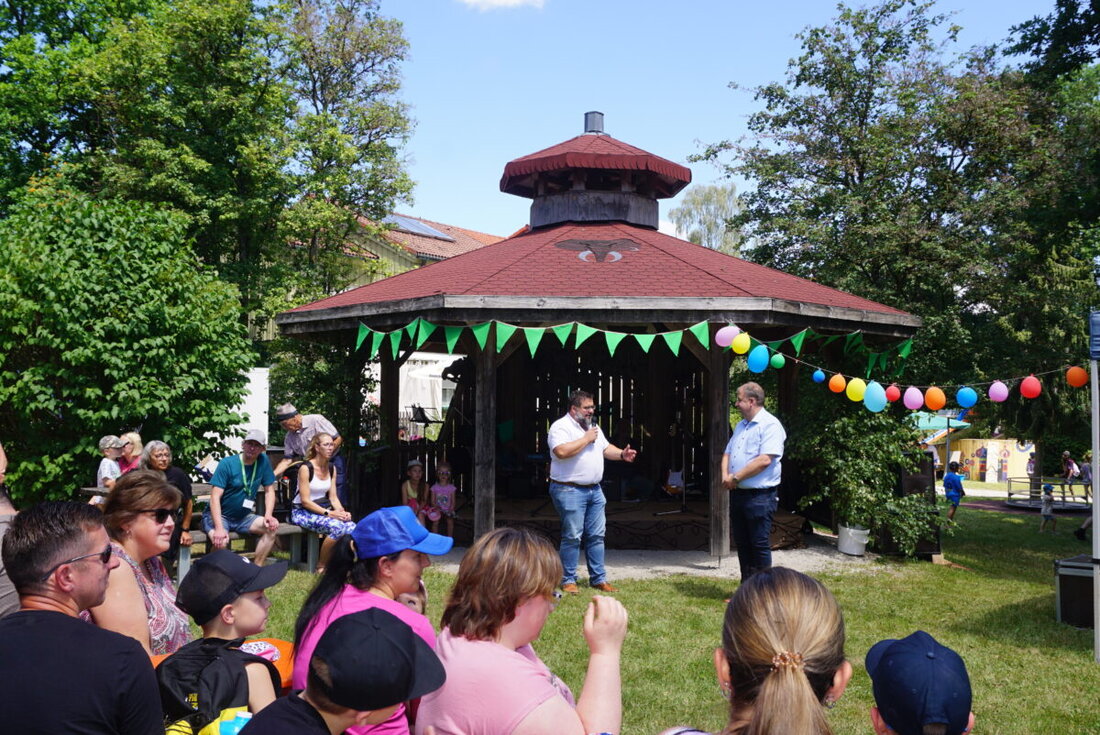 Immenreuth. Strahlender Sonnenschein und beste Laune: Das SOS-Kinderdorf Oberpfalz feierte ein buntes Kinderdorffest mit Mitmachstationen, Bühnenprogramm und Zaubershows. Höhepunkt war die Ehrung der Feuerdrachen.