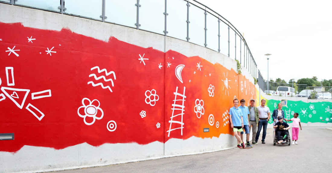 Irchenrieth. Der Weidener Künstler Harald Beierl hat die Zufahrtsmauer zum Kinder- und Jugendwohnen „Am Kleefeld“ mit einem bunten Regenbogen und weißen Symbolen bemalt. Das Kunstwerk fördert Diversität und bietet viel Interpretationsspielraum.