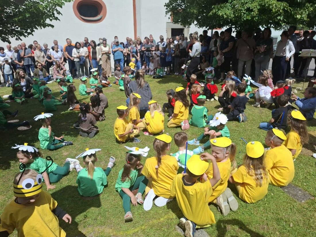 Eslarn. Das Pfarr- und Kindergartenfest zog am Sonntag bei strahlendem Wetter viele Besucher an. Kinder begeisterten mit einem Sommerwiesen-Auftritt; dazu gab es Schweinsbraten, Kuchen und Spiele.