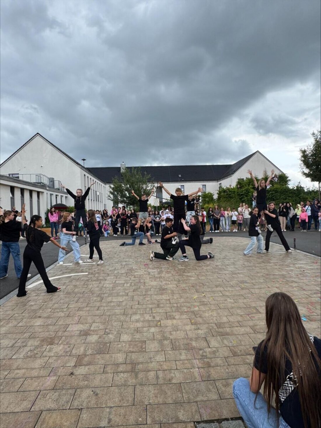 Grafenwöhr. Trotz Regen war das Schulfest der Grund- und Mittelschule ein Erfolg mit vielen Besuchern und einem bunten Programm. Kreative Stationen, Sportangebote und leckeres Essen sorgten für gute Laune bei Schülern, Eltern und Gästen.