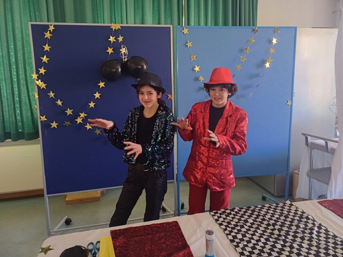 Vohenstrauß. Die Staatliche Realschule  lud zum Tag der offenen Tür, bot ein vielfältiges Programm und zog viele Besucher an. Veranstaltungshighlights waren u.a. eine mathematische Zaubershow, Sportparcours und Konzerte der Schulbands.