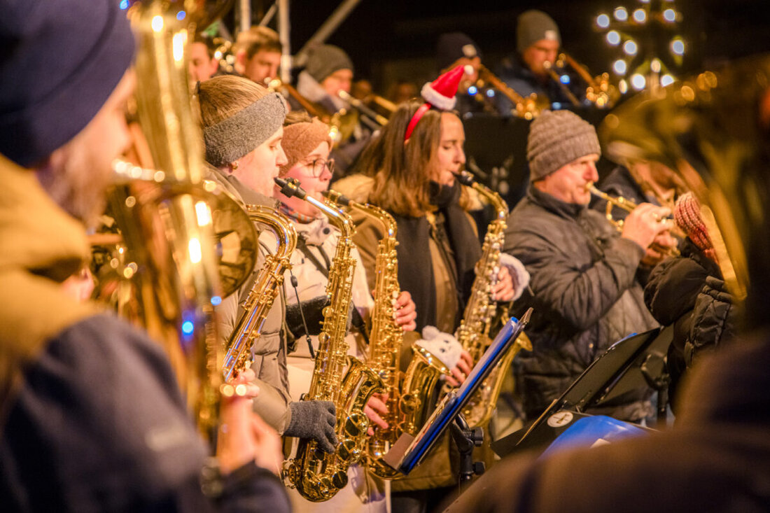 Neunburg vorm Wald. Am Freitag, 12. Dezember 2025, eröffnen Bürgermeister Martin Birner und Kindergartenkinder um 18 Uhr den Burg-Advent. Bei freiem Eintritt locken drei Tage lang über 50 Aussteller im historischen Burghof.