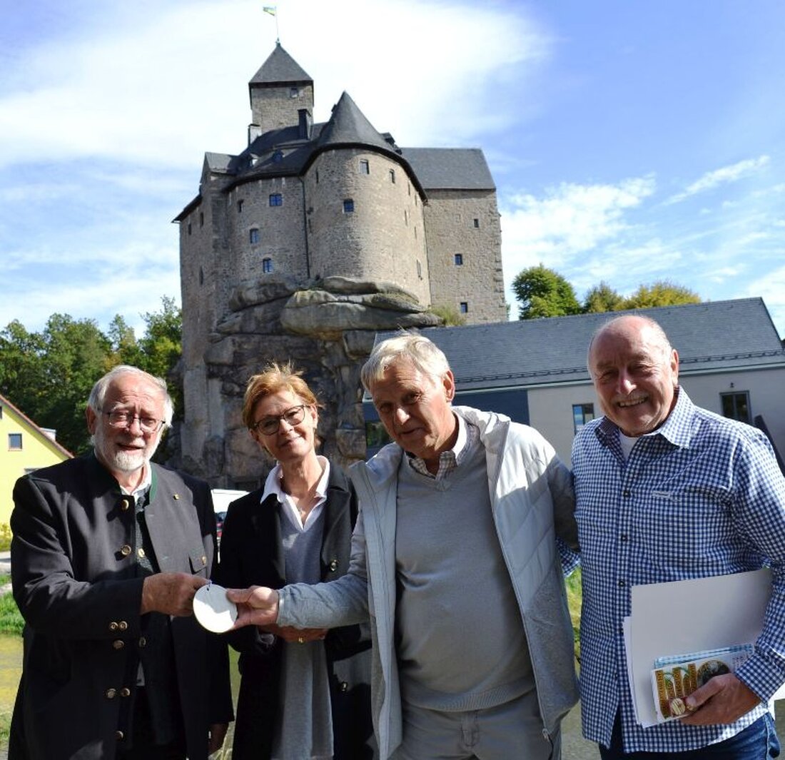 Falkenberg. Die Kontakte des Falkenbergers Albert Üblacker zu vielen Berühmtheiten des Fußballsports sind schier unerschöpflich. Zahlreiche Fußballstars, Trainer und Aktive, lotste der leidenschaftliche „Clubberer” in den vergangenen Jahren schon nach [&hellip;]