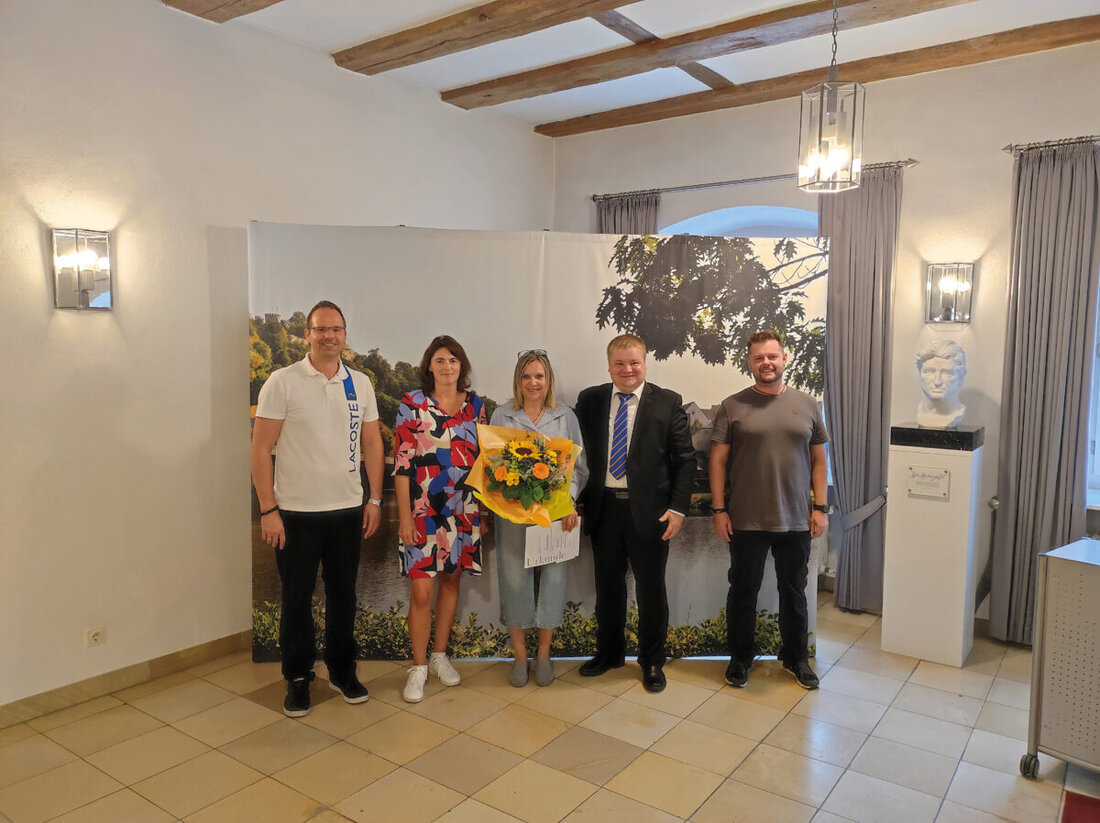 Burglengenfeld. Elisabeth Stiegler feierte ihr 25-jähriges Dienstjubiläum, wurde von Bürgermeister Thomas Gesche und Kollegen gewürdigt und erhielt Urkunde sowie eine kleine Aufmerksamkeit.