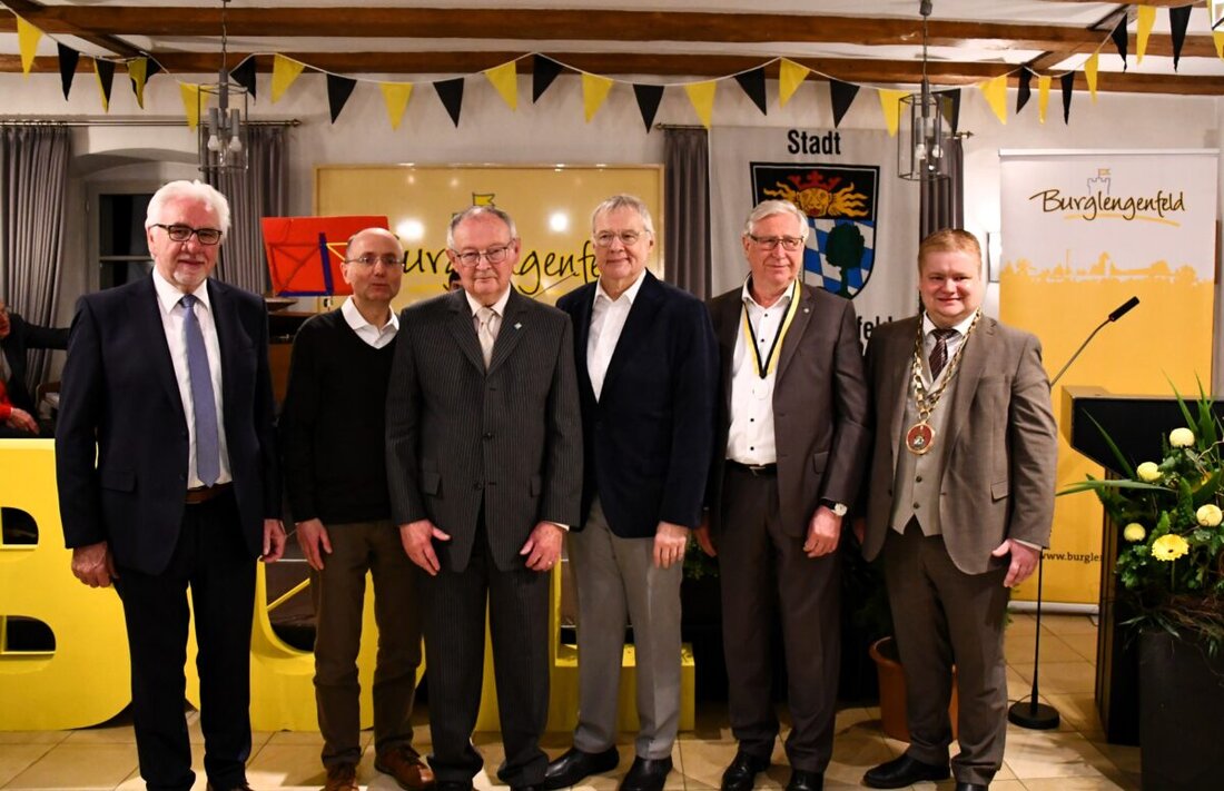 Burglengenfeld. Zum 482. Stadterhebungstag wurden Bürgern, die sich besonders für die Stadt engagiert haben, Medaillen verliehen. Geehrt wurden Arnolf Kneißler, Josef Mehringer, Franz Rother und Pfarrer Gottfried Tröbs.