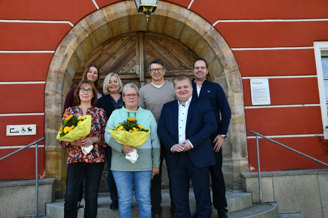 Burglengenfeld. Langjährige Mitarbeiterinnen wurden für ihre Treue im öffentlichen Dienst geehrt, darunter eine für 40 und eine für 25 Jahre. Sie erhielten Dankesurkunden und Anerkennungen vom Bürgermeister.