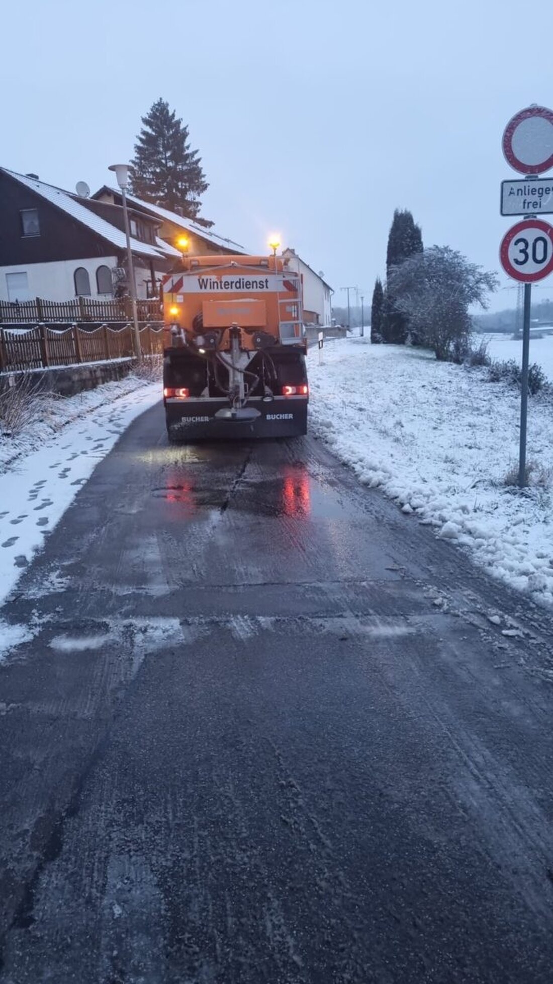 Burglengenfeld. Die Stadt und die Stadtwerke erinnern an die Pflicht zur Schnee- und Eisbeseitigung, um die Sicherheit auf Gehwegen zu gewährleisten.