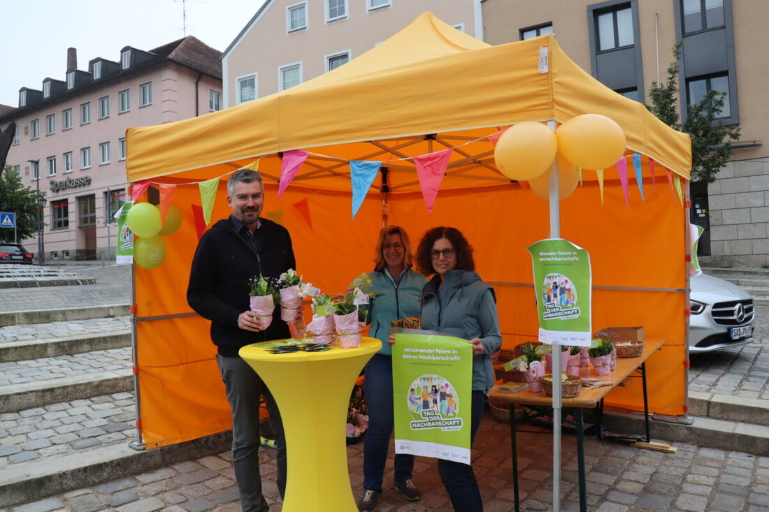 Burglengenfeld. Zum "Tag der Nachbarn" verteilte die Nachbarschaftshilfe Burglengenfeld auf dem Markt kostenlose Grüße, um den Zusammenhalt zu fördern. Kleine Gesten wie Blumen oder eine Karte zeigten, wie wichtig Nachbarschaft und Hilfsbereitschaft sind.