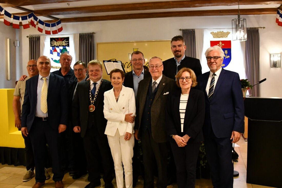 Burglengenfeld. Die Stadt feierte die deutsch-französische Freundschaft mit Pithiviers rund um Christi Himmelfahrt, betonte den europäischen Zusammenhalt und erinnerte an historische Verantwortungen. Besuche, darunter an der KZ-Gedenkstätte Flossenbürg, förderten kulturellen Austausch und Verständnis.