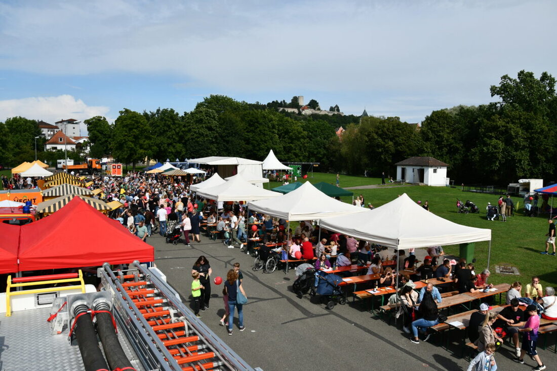 Burglengenfeld. Das städtische Kinderfest lockte am Sonntagnachmittag trotz unsicherer Wetterlage viele Besucher mit einem vielfältigen Programm. Veranstaltet vom Team für Kultur und Öffentlichkeitsarbeit der Stadt in Kooperation mit Vereinen und Organisationen, bot das Fest Attraktionen, Essen und Tanzvorführungen.