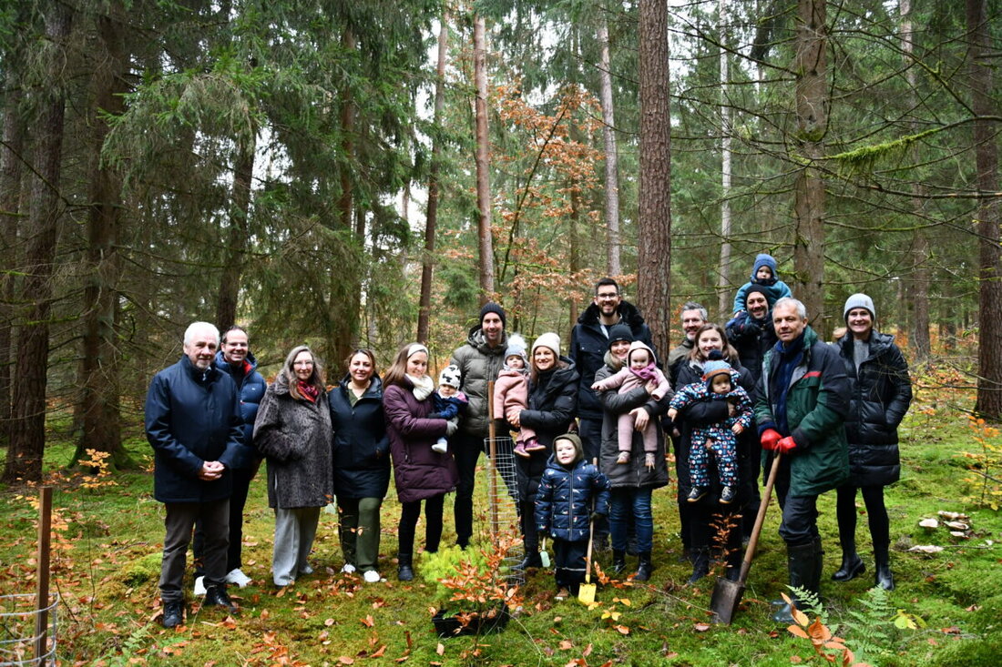 Burglengenfeld. 131 Douglasien wurden für Neugeborene des Jahrgangs im "Jahrgangswäldchen" gepflanzt, um die Bedeutung von Kindern und den Waldschutz hervorzuheben.