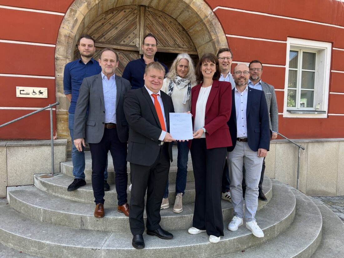 Burglengenfeld. Die Stadt Burglengenfeld packt die Kommunale Wärmeplanung an und hat damit die Bayernwerk Netz GmbH (Regensburg) und das Institut für nachhaltige Energieversorgung (Rosenheim) beauftragt. Die Wärmeplanung für Burglengenfeld soll aufzeigen, wie der Wärmebedarf in der Stadt in Zukunft durch erneuerbare Energien gedeckt werden kann, um eine klimaneutrale Wärmeversorgung zu erreichen.