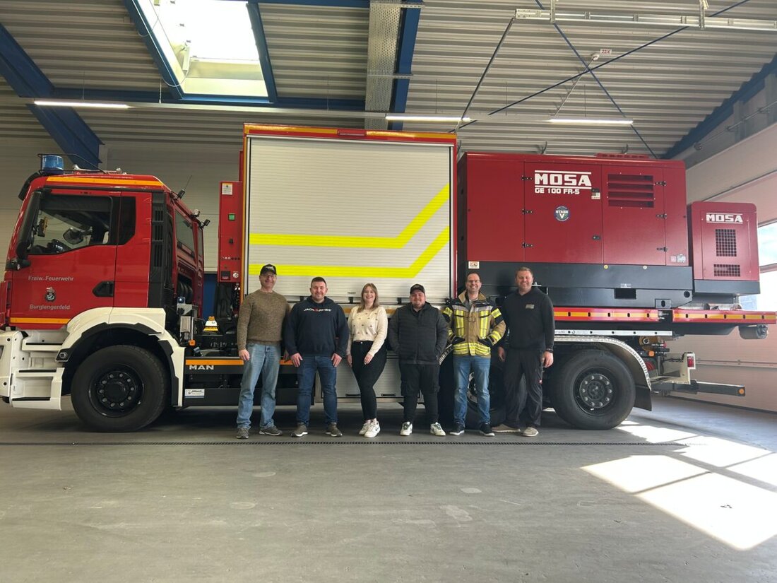 Burglengenfeld. Nach fast vierjähriger Vorbereitung hat die Feuerwehr Burglengenfeld einen speziellen Abrollbehälter "AB-Notstrom" für Notstromversorgung und Beleuchtung in Betrieb genommen. Der Abrollbehälter spielt eine zentrale Rolle bei der Sicherstellung der Stromversorgung in Katastrophenfällen und wurde aufgrund seiner einzigartigen Ausstattung hervorgehoben.