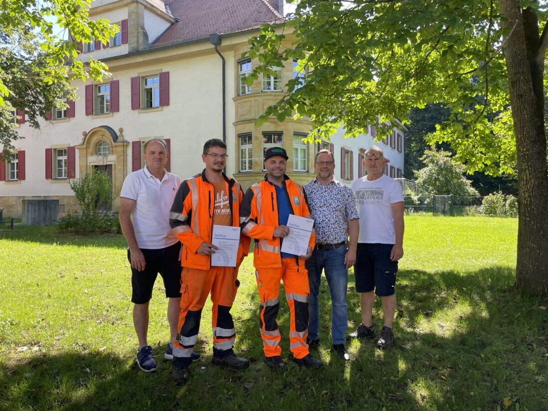 Burglengenfeld. Jürgen Seitz und Adrian Kerl haben erfolgreich den Fachkurs "Grundlagen für den Kläranlagenbetrieb" absolviert und tragen zur Aufrechterhaltung sauberen Wassers bei. Der Kurs vermittelte wichtige Kenntnisse für den Betrieb und die Wartung von Kläranlagen, was ihre Fachkompetenz stärkt.