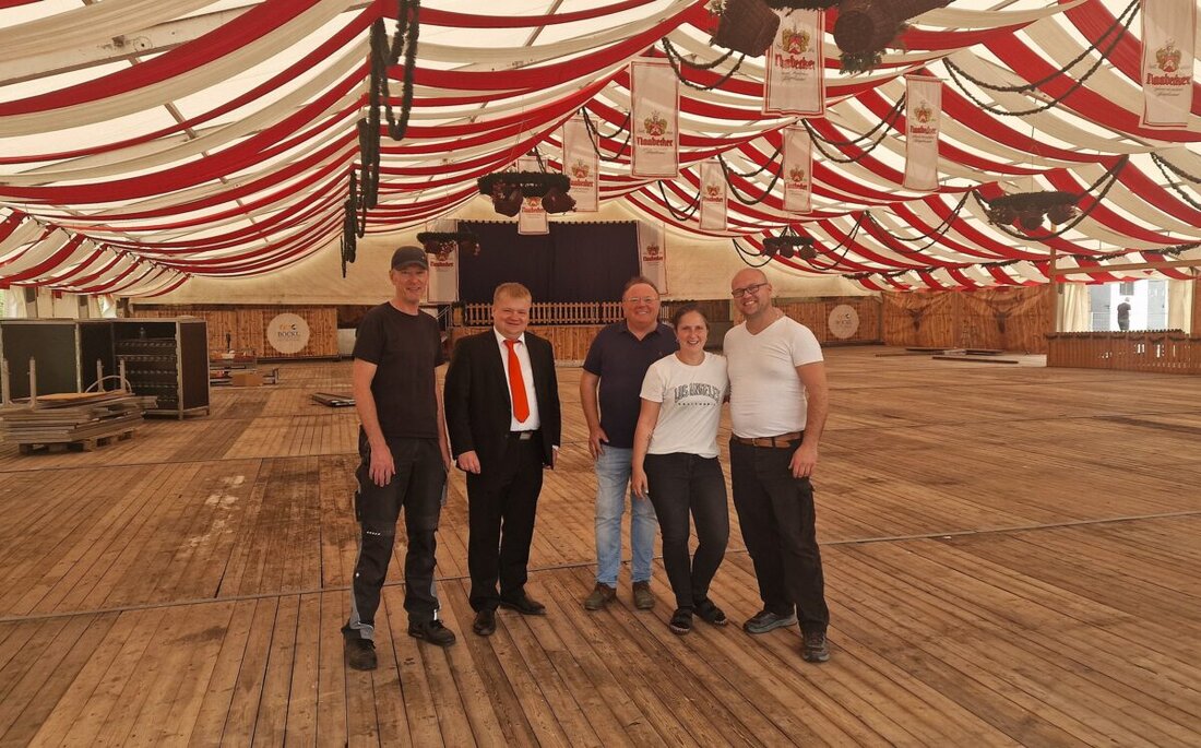 Burglengenfeld. Die Aufbauarbeiten für die Maidult am Volksfestplatz sind in vollem Gange, Eröffnung ist am 25. April. Alle Fahrgeschäfte kosten am Eröffnungstag zwischen 17 und 18 Uhr nur einen Euro.