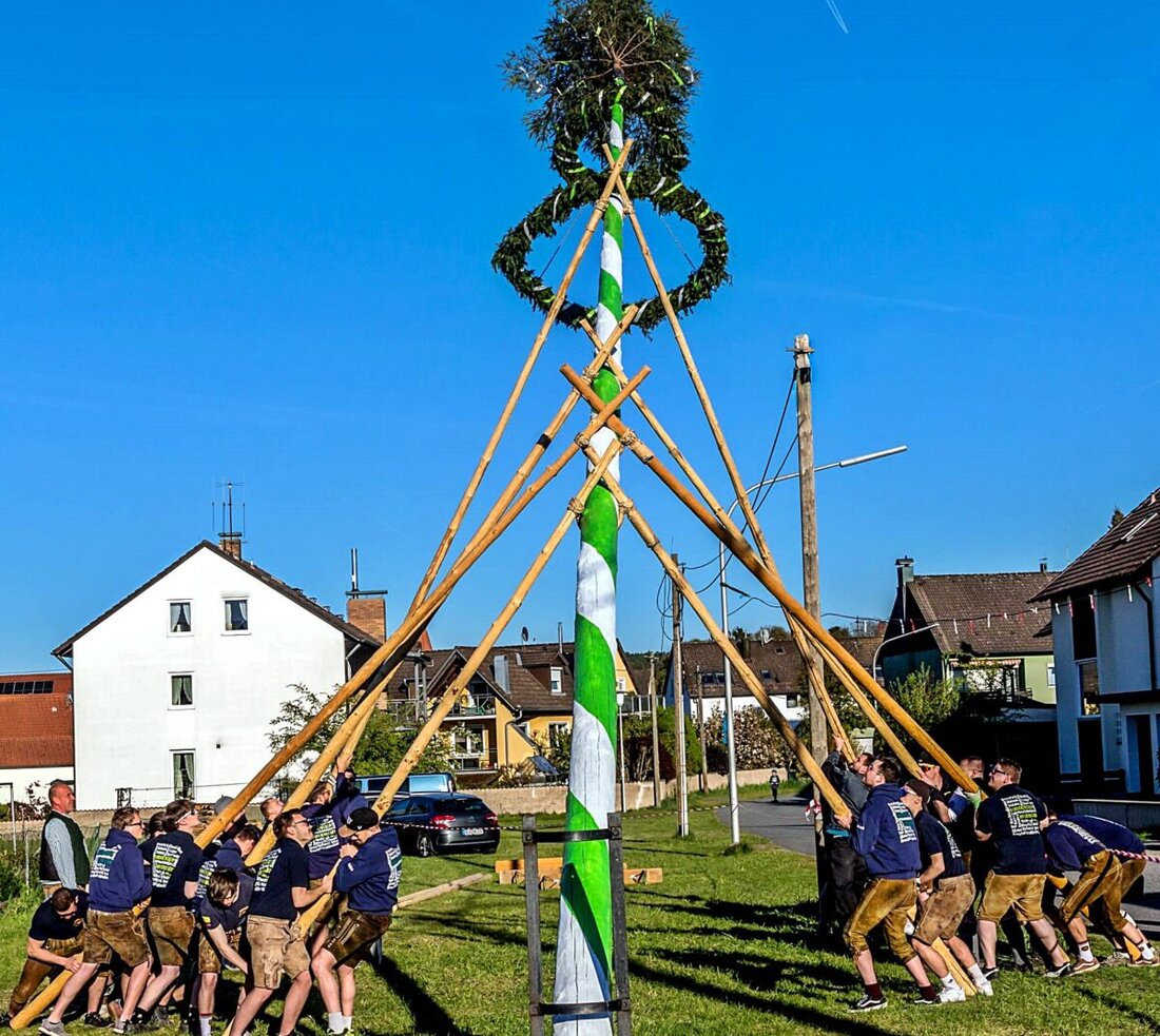 Rothenstadt. Mit Muskelkraft und Teamarbeit stellte der Burschenverein am Abend des 30. April seinen Maibaum auf und lockte Besucher an den Maibaumplatz. Brauchtum, Feststimmung und wachsame Maibaumwache prägten den Abend.