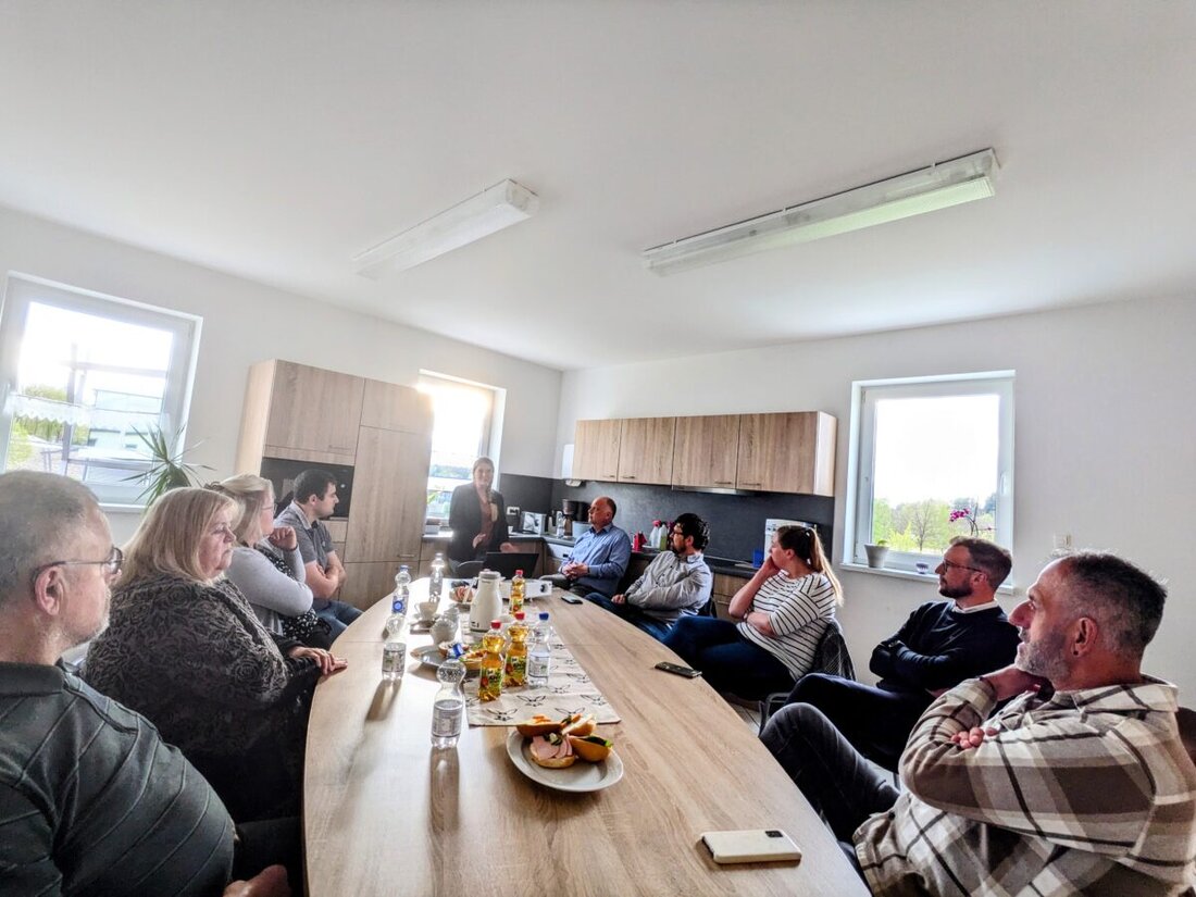 Erbendorf. Die CSU Erbendorf besuchte das ARV Sozialzentrum, um Einblicke in die mobile Pflege und die Herausforderungen im Pflegesektor zu erhalten. Der ARV betreut 550 Menschen, kämpft mit Fachkräftemangel und setzt auf digitale Technologien zur Effizienzsteigerung.