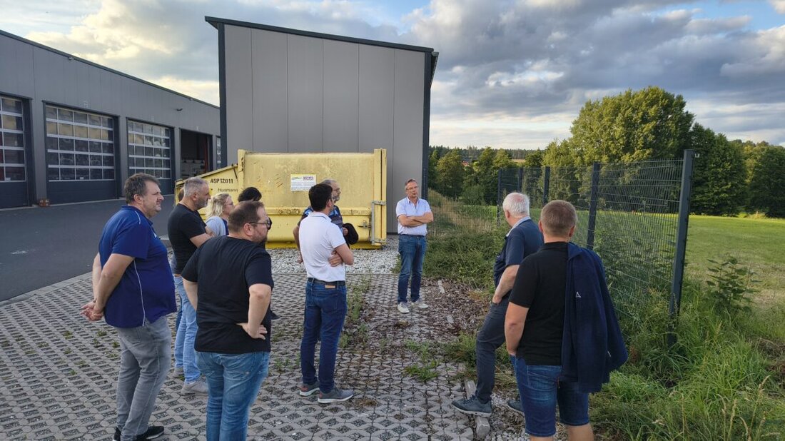 Erbendorf. Die CSU Erbendorf besuchte die Faltenbacher Jalousienbau GmbH, um Einblicke in die Produktion und Zukunftspläne des Unternehmens zu erhalten. Geplant ist eine 800 m² große Lagerhalle zur Erweiterung, unterstützt von der CSU trotz bürokratischer Hürden.