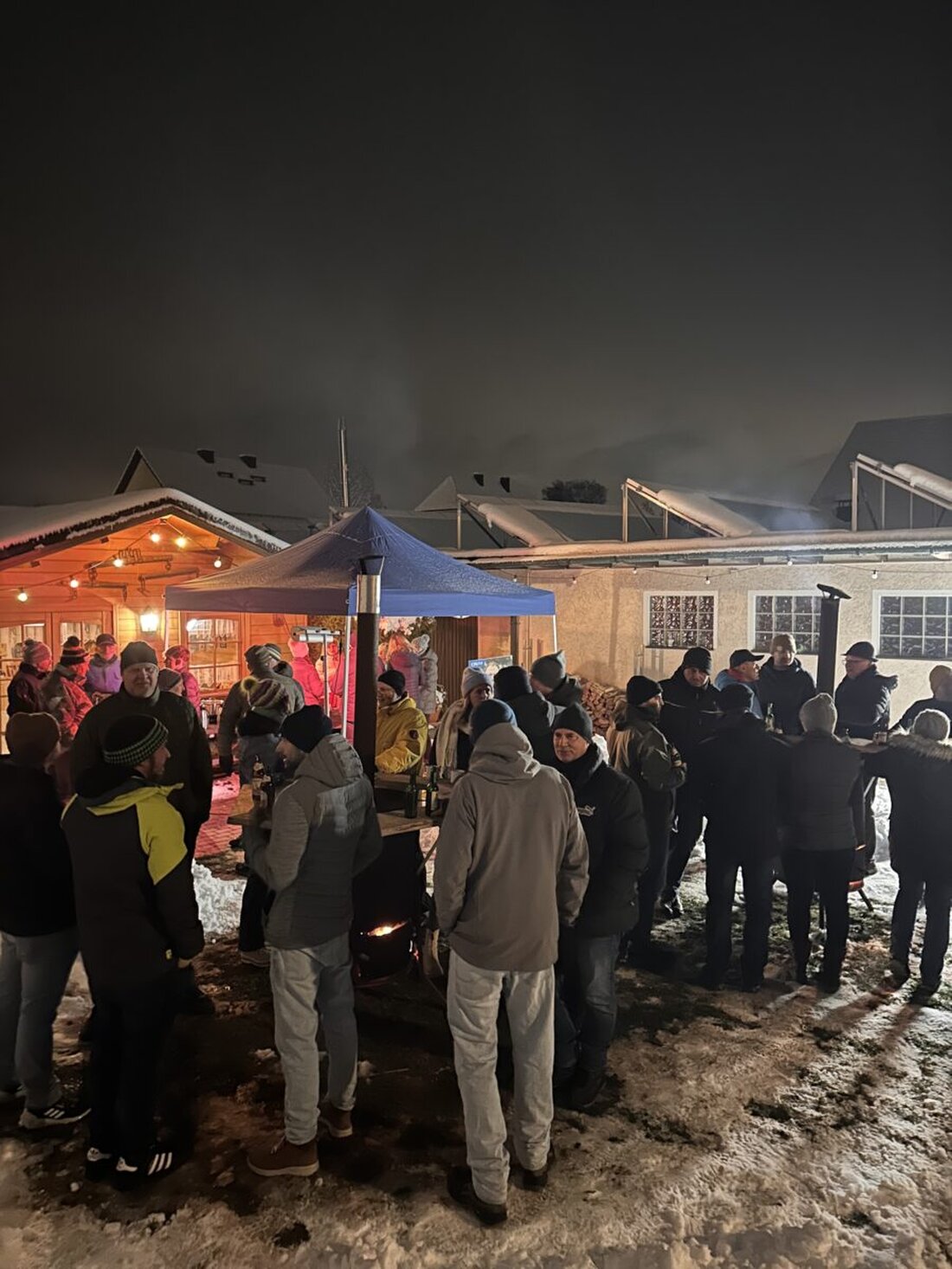 Weiherhammer. Das CSU-Feierabendseidl tourt durch Kaltenbrunn, Dürnast und Trippach. Es bringt Menschen in winterlicher Stimmung bei Würsten, Glühwein und Gesprächen mit Kandidatinnen und Kandidaten und Julian Kraus zusammen.