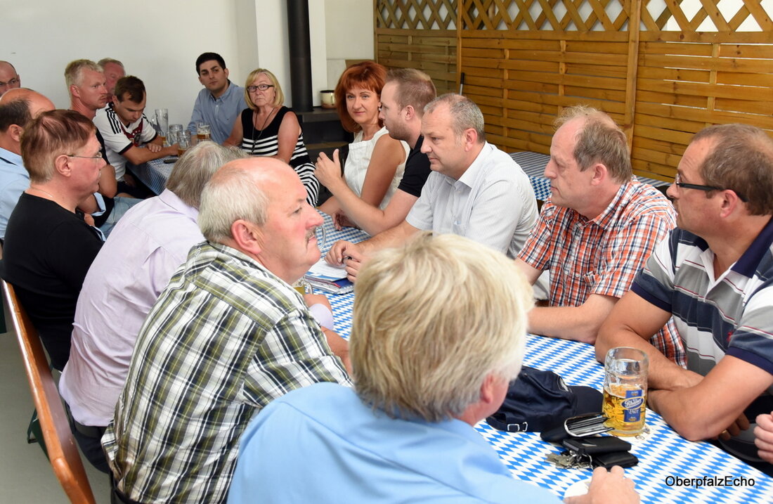 Floß. Feuerwehrhaus, Abwassergebühren und Gewerbegebiet – rund 30 Bürger diskutierten beim kommunalpolitischen Frühschoppen der CSU/FL-Fraktion. Beim Thema Bauplätze soll es endlich einen Durchbruch geben. Die Zinsen für Immobiliendarlehen seien günstig, [&hellip;]