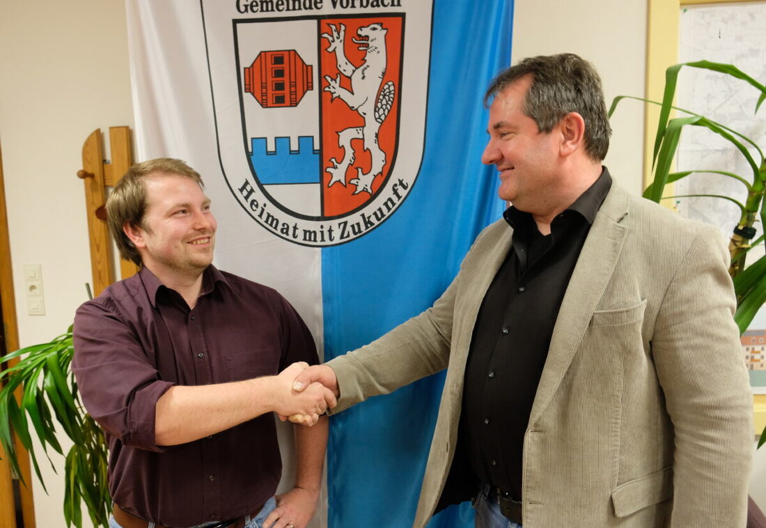 Vorbach. Deutlicher Sieg für CSU-Kandidat Dr. Alexander Goller: Er holt 78 Prozent und 571 von 731 Stimmen. Der Amtsinhaber startet am 1. Mai 2026 in seine zweite Amtszeit; Herausforderer Florian Plößner kam auf 22 Prozent.