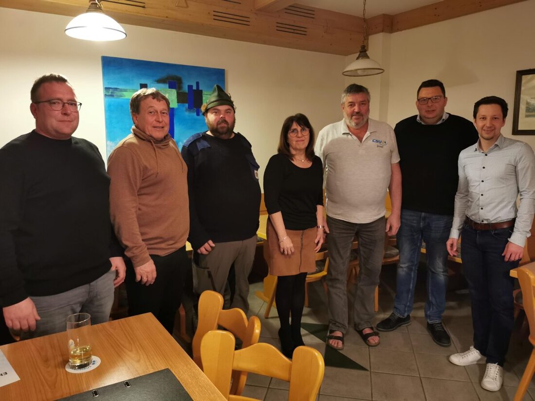 Kirchenthumbach. Josef Schreglmann erinnerte in seinem Jahresrückblick auf die Aktivitäten des vergangenen Jahres, wie in der Vorweihnachtszeit an die Beteiligung bei den sog. „After-work Parties, und danach die bewährte Christbaumaktion, bei der die eingesammelten Bäume, in geselligem Rahmen, in den „Endzustand“ verarbeitet worden waren.