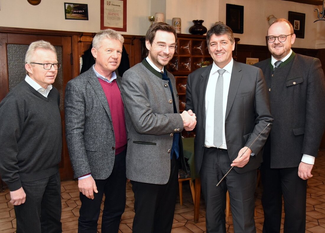 Neustadt/WN. Die CSU Kreistagsfraktion hat einen neuen Chef. Bei ihrer Klausurtagung in Schwarzenfeld wählten die Christsozialen den Grafenwöhrer Bürgermeister Edgar Knobloch zum neuen Vorsitzenden. CSU-Kreisvorsitzender Dr. Stephan Oetzinger, der die [&hellip;]