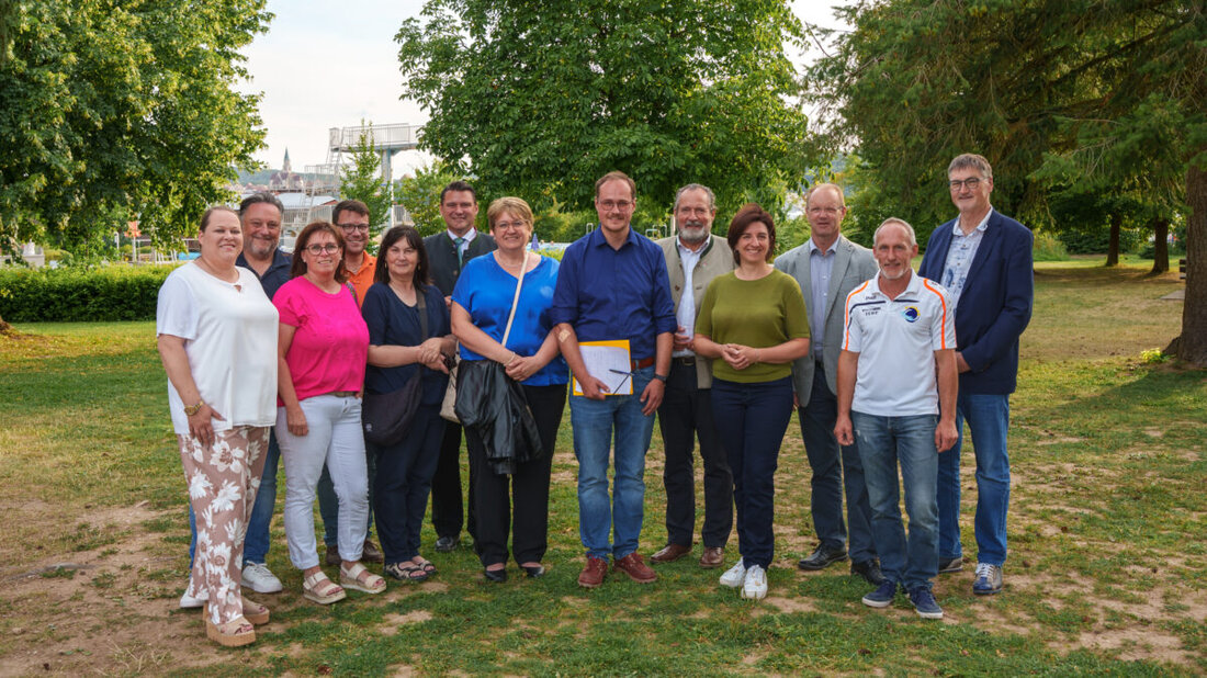 Nabburg. Bei ihrer Sommerfraktionssitzung informierte sich die CSU-Kreistagsfraktion im modernisierten Campingpark und im Freibad Perschen über Neuerungen. Der Platz zählt 40.000 Gäste und investiert sieben Millionen €.