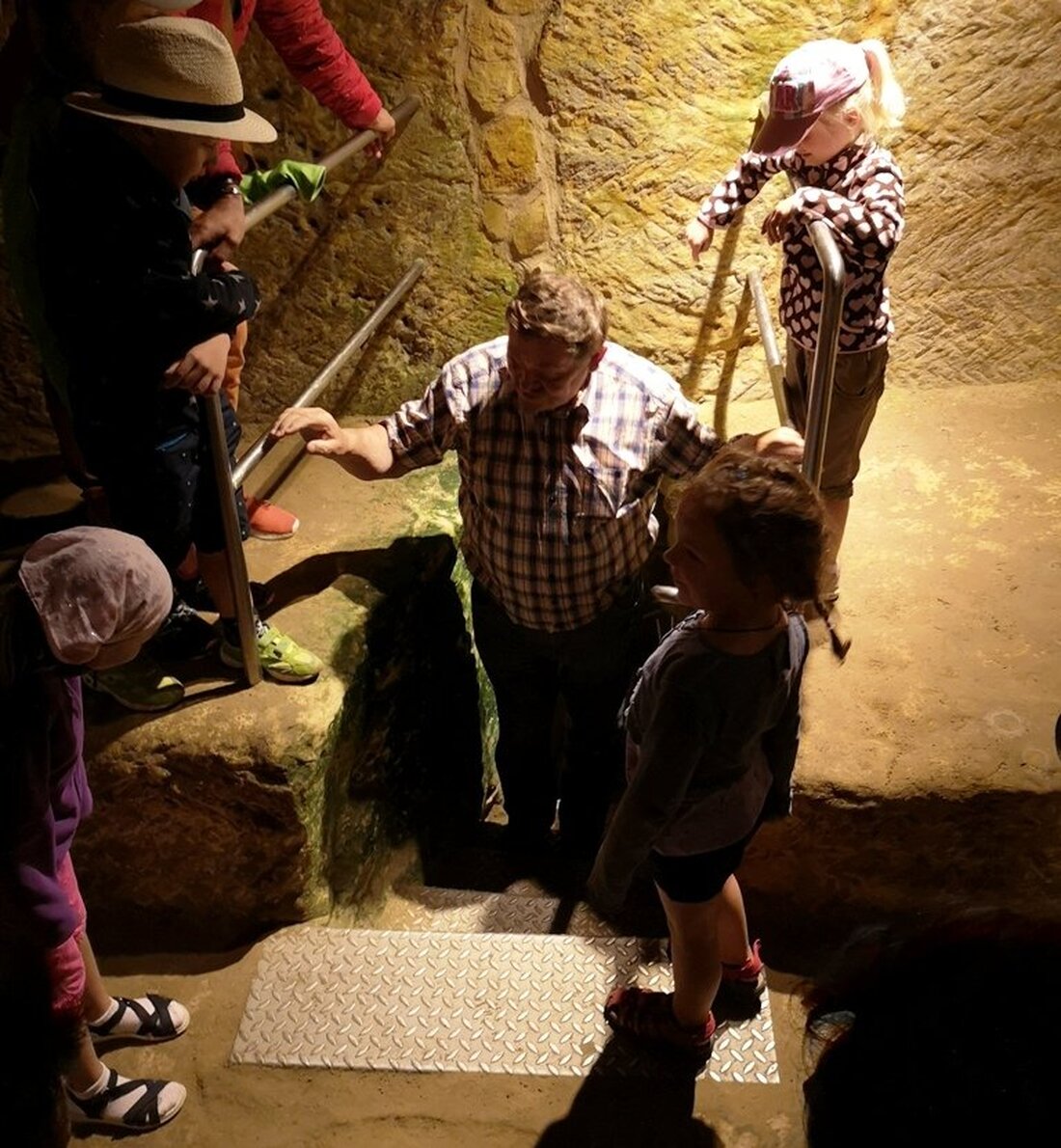 Neuhaus/Windischeschenbach. Acht Grad hat es in den Felsenkellern tief unter der Erdoberfläche unter Schwandorf. Im Felsenkellerlabyrinth lernt man die spannende Geschichte Schwandorfs kennen.  Zu Fahrtbeginn hat es 28 Grad, die [&hellip;]