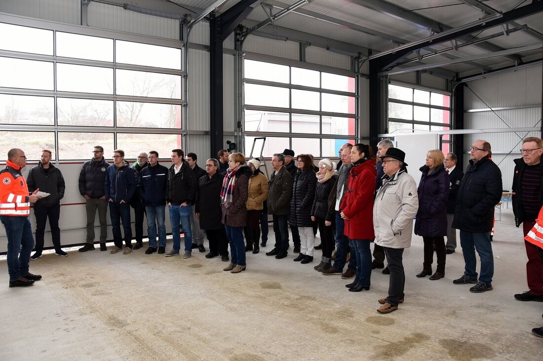 Neustadt/WN. Gut 2.500 Quadratmeter misst das Grundstück mit der neuen Rettungswache und dem Rotkreuzhaus. Die Fahrzeughalle mit 430 Quadratmetern und das Erdgeschoss sind vor allem für die hauptberuflichen Retter gedacht. [&hellip;]