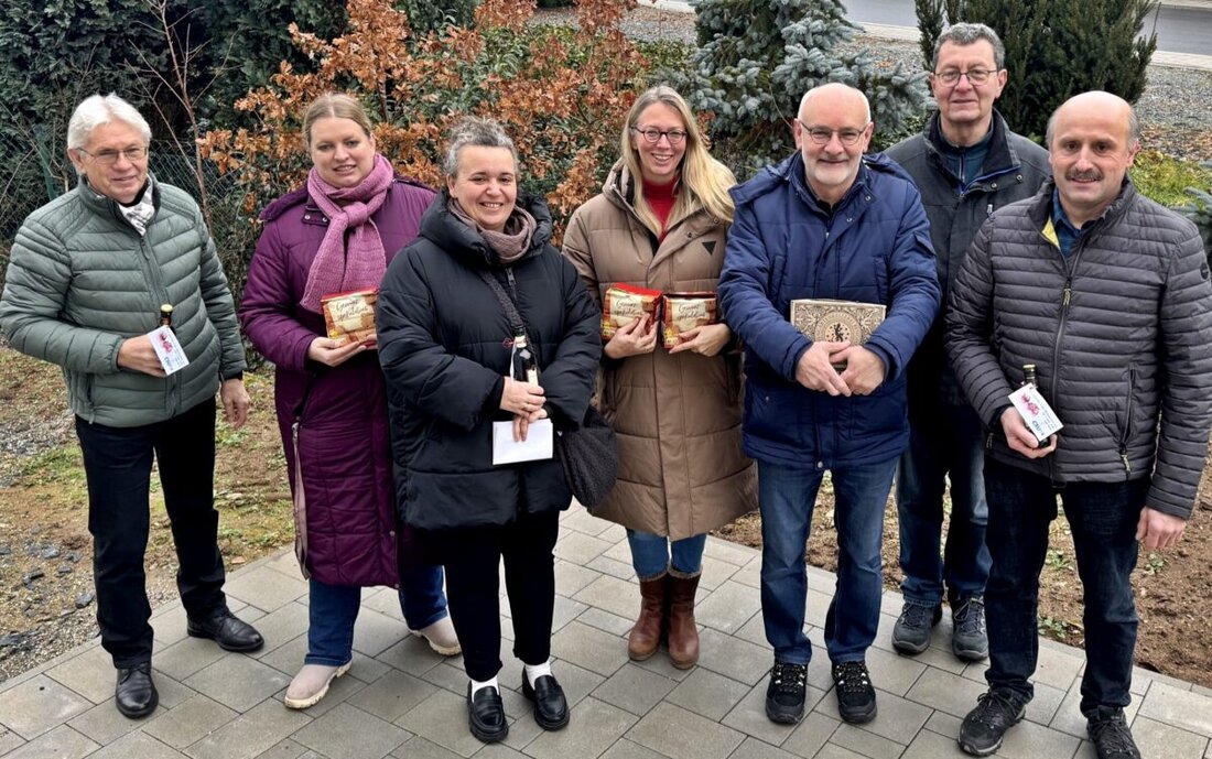 Schirmitz. Seit 1976 besucht der CSU-Ortsverband Seniorinnen und Senioren über 80 und stärkt so das Miteinander. Auch 2025 brachten Helfer Gebäck und Glühwein zu 135 Älteren und übermittelten Weihnachts- und Neujahrsgrüße.