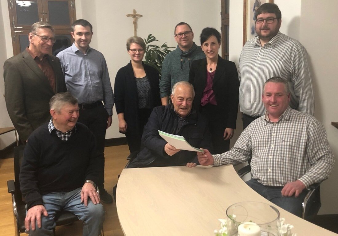 Parkstein. Jetzt ist es offiziell: Der Wahlvorschlag der CSU Parkstein ist eingereicht.  CSU-Ehrenmitglied Manfred Wilhelm und Rudolf Schraml, Beauftragte für den Wahlvorschlag, haben die Unterlagen an Gemeindewahlleiter Mario Piller übergeben. Begleitet [&hellip;]