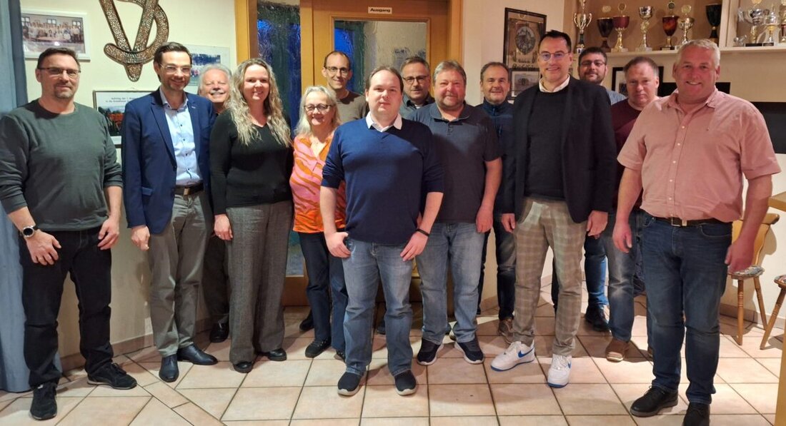 Parkstein. Bei der Jahreshauptversammlung der CSU standen Vorstandswahlen und Aktivitätenrückblicke im Mittelpunkt, alle Vorschläge wurden einstimmig angenommen. Kreisvorsitzender Oetzinger betonte die Bedeutung der Kommunalwahl 2026.