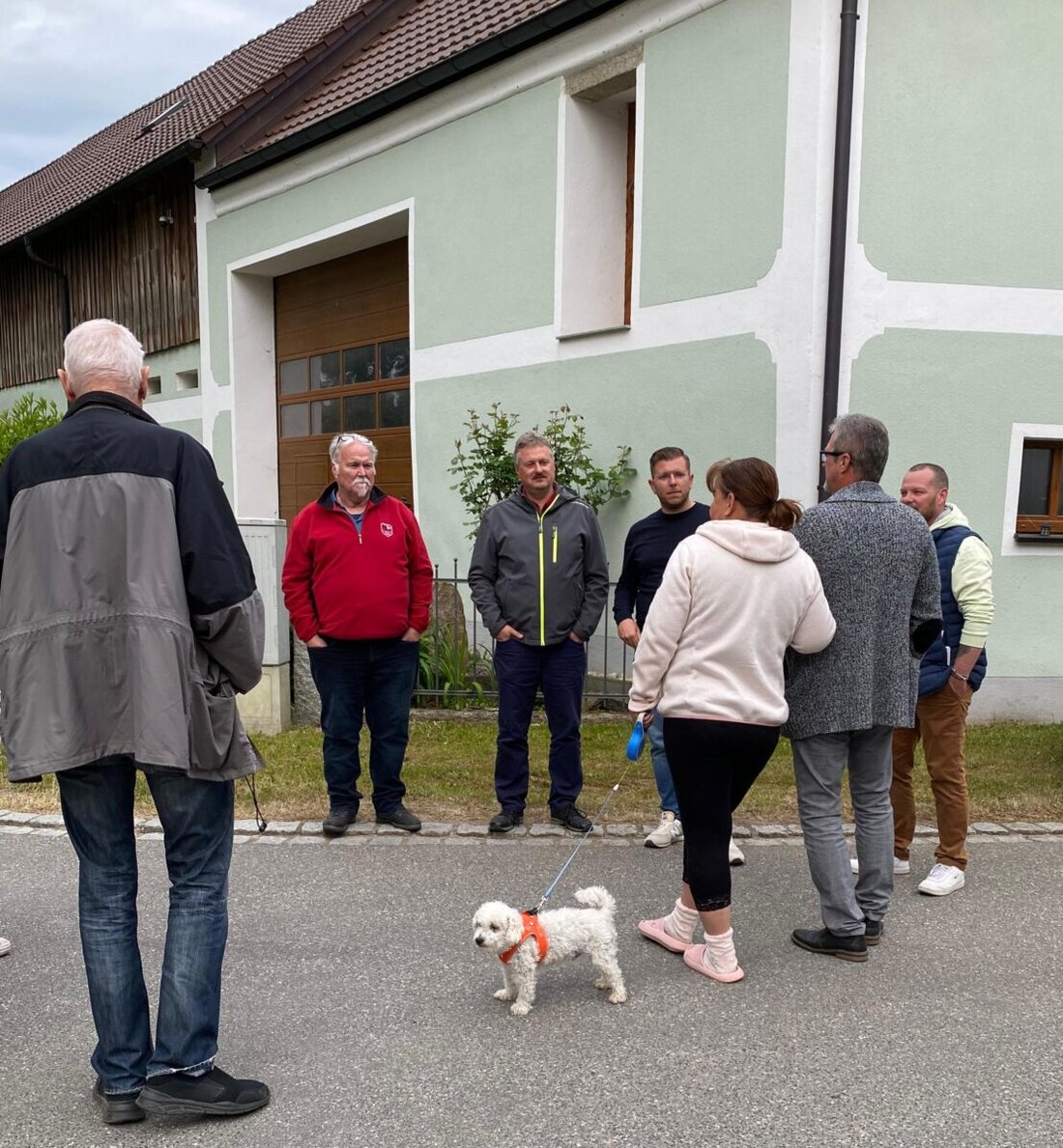 Pirk. Die CSU Pirk besichtigte den Ortsteil Au, um mit den Bürgern in direkten Dialog zu treten. Thematisiert wurden der schnelle Durchgangsverkehr und Lärmbelästigung durch den Glockenturm.