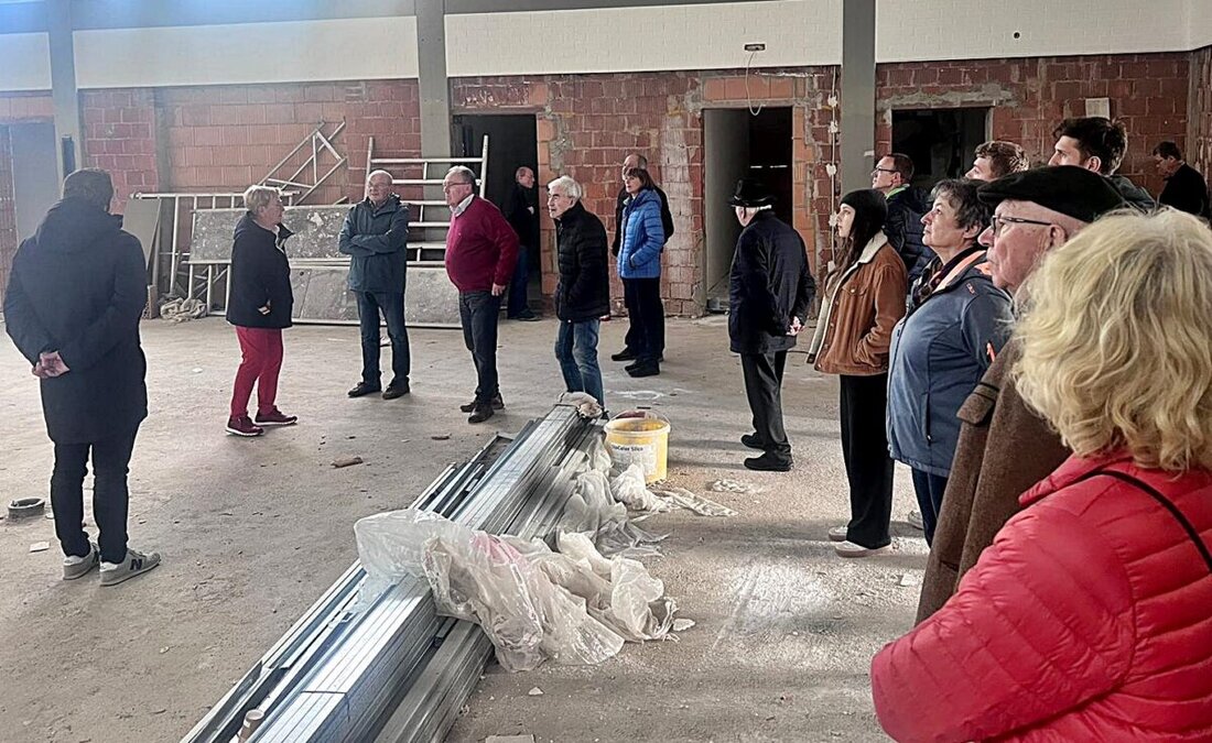 Schirmitz. Bürgermeister und CSU führten durch vier Großbaustellen, um Einblicke in Projekte wie Kindertagesstätte und Mehrzweckhalle zu geben. Ziel war es, Verständnis und aktive Beteiligung der Bürger zu fördern.