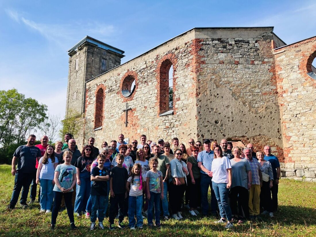 Schwarzenbach. Der CSU Ortsverband besuchte bei strahlendem Sonnenschein den Truppenübungsplatz Grafenwöhr und erhielt spannende Einblicke, u.a. in die "Impact Area" und sah den von Elvis Presley signierten Klinkerstein.