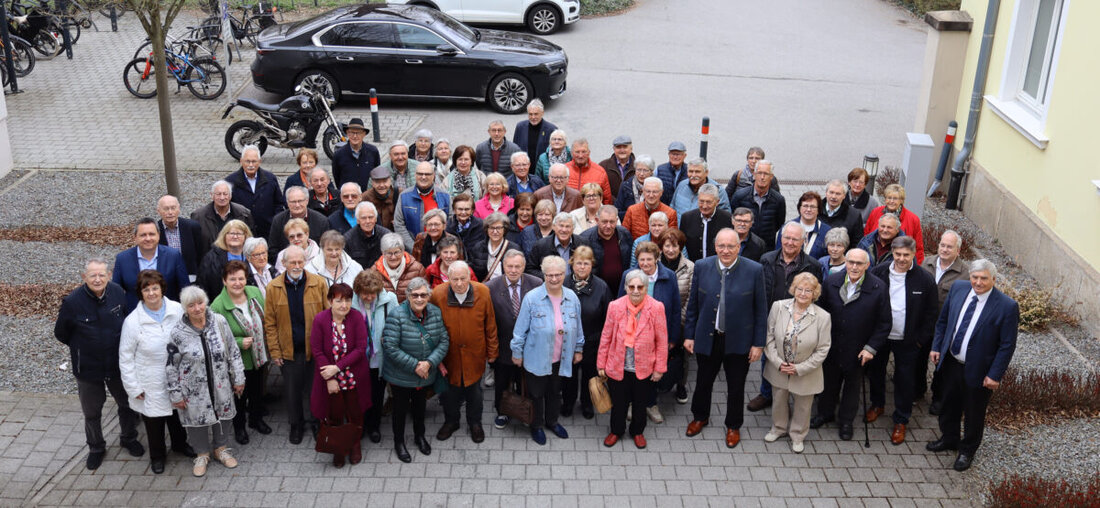 Regensburg. Die CSU-Senioren-Union Oberpfalz informierte sich über die sozialen und gesundheitlichen Dienstleistungen des Bezirks. Bezirkstagspräsident Franz Löffler stellte die vielfältigen Aufgaben des Bezirks vor, darunter Soziales, Gesundheit und Landschaftspflege.