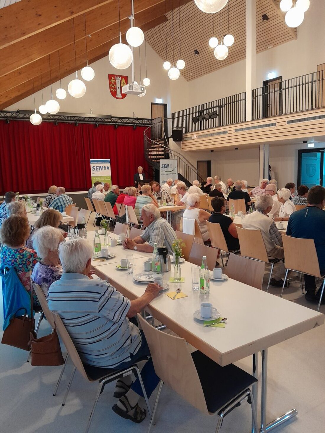 Speinshart. Am 2. Juli feierte die CSU-Seniorenunion des Kreisverbands Neustadt/WN ihr Sommerfest mit Gottesdienst von Abt em. Hermann Josef Kugler. Bürgermeister Albert Nickl berichtete über KI-Pläne. Dazu gab es eine Spende für das Kloster.