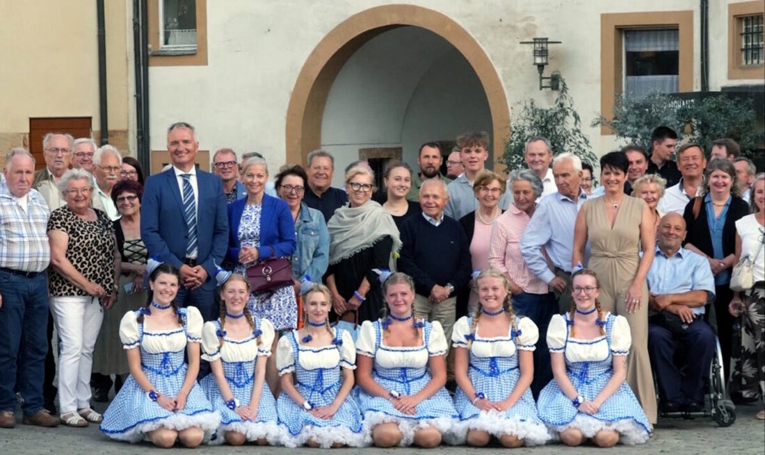 Vilseck. Mehr als 200 Gäste folgten der Einladung zum CSU-Sommerempfang in der Burg Dagestein, wo Musik und Showeinlagen für Unterhaltung sorgten. Kreisvorsitzender Schwartz betonte das Miteinander von Politik und Geselligkeit.