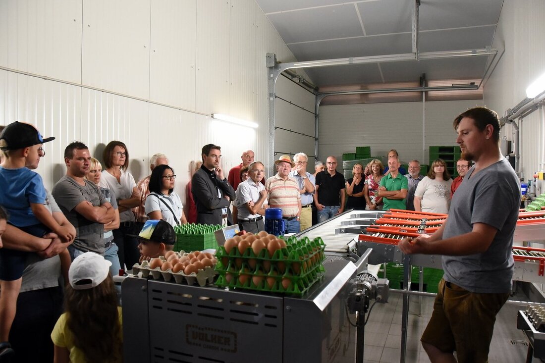 Störnstein. „Das ist ein positives Beispiel dafür, wie man Landwirtschaft zukunftsfähig gestalten kann“, sagte Landtagsabgeordneter Dr. Stephan Oetzinger bei der Besichtigung der Bio-Legehennenfarm Rastenhof. Der CSU Ortsverband mit Vorsitzendem Benedikt [&hellip;]
