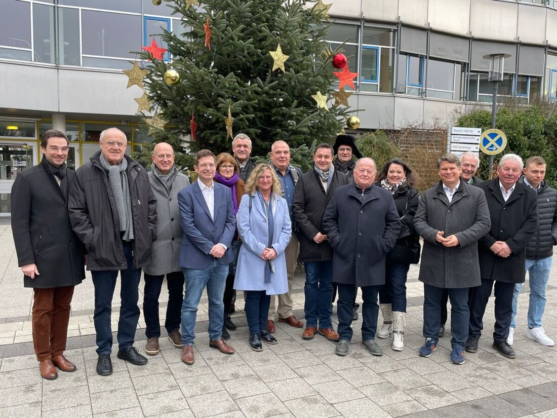 Weiden. Die CSU Weiden würdigte am Silvestertag den Einsatz von Rettungspersonal und Mitarbeitern städtischer Einrichtungen durch einen Rundgang mit Geschenken. Eine Tradition, die als Zeichen der Anerkennung fortgesetzt werden soll.