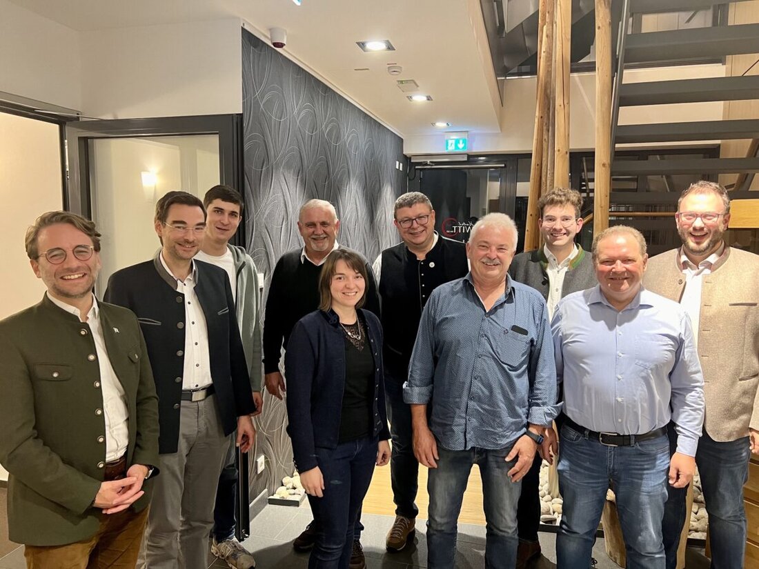 Weiherhammer. CSU Weiherhammer ehrte bei einer Jahresabschlussfeier treue Mitglieder, wobei Ehrengäste wie MdL Dr. Stephan Oetzinger teilnahmen. Geehrt wurden Mitglieder für ihre langjährige Zugehörigkeit, darunter Herbert Wölf für 55 Jahre.