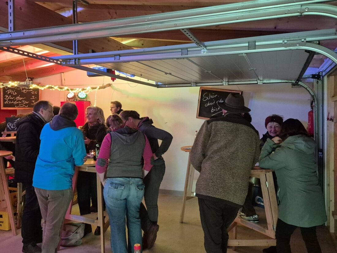 Kaufnitz. Das CSU-Wintergrillen am Lehrpfad fand später als üblich statt, bot dank Schnee und Feuerschalen aber beste Stimmung. Gäste kamen ins Gespräch, Kinder rösteten Marshmallows; Punsch und Kücheln rundeten den Abend ab.