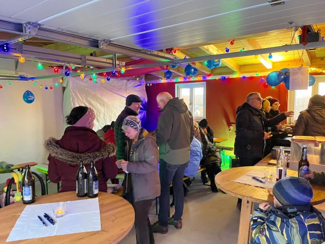 Tännesberg. Das jährliche CSU-Wintergrillen fand bei bestem Wetter statt, mit Kinderprogramm als Highlight trotz fehlendem Schnee. Neben Unterhaltung für die Kinder gab es für Erwachsene Gespräche, Grillgut und selbstgemachten Glüh-Gin.