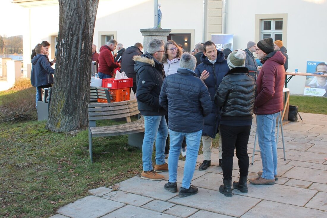 Trabitz. Mehr als 30 Personen diskutierten beim CSU-Wintergrillen mit Albert Rupprecht über diverse politische Themen. Rupprecht betonte die Bedeutung solcher Gespräche für die Demokratie und die Wichtigkeit informierter Wahlentscheidungen.