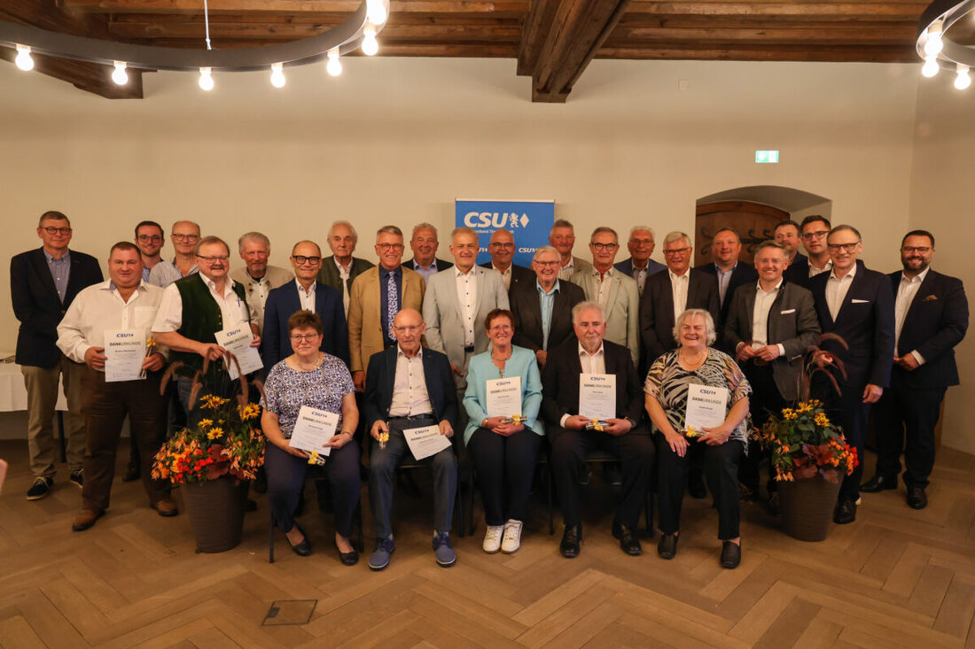 Falkenberg. Auf der Burg Falkenberg ehrte der CSU-Kreisverband Tirschenreuth langjähriges Engagement und zeichnete 36 Persönlichkeiten aus. Besonders geehrt wurde Landrat a.D. Roland Grillmeier.