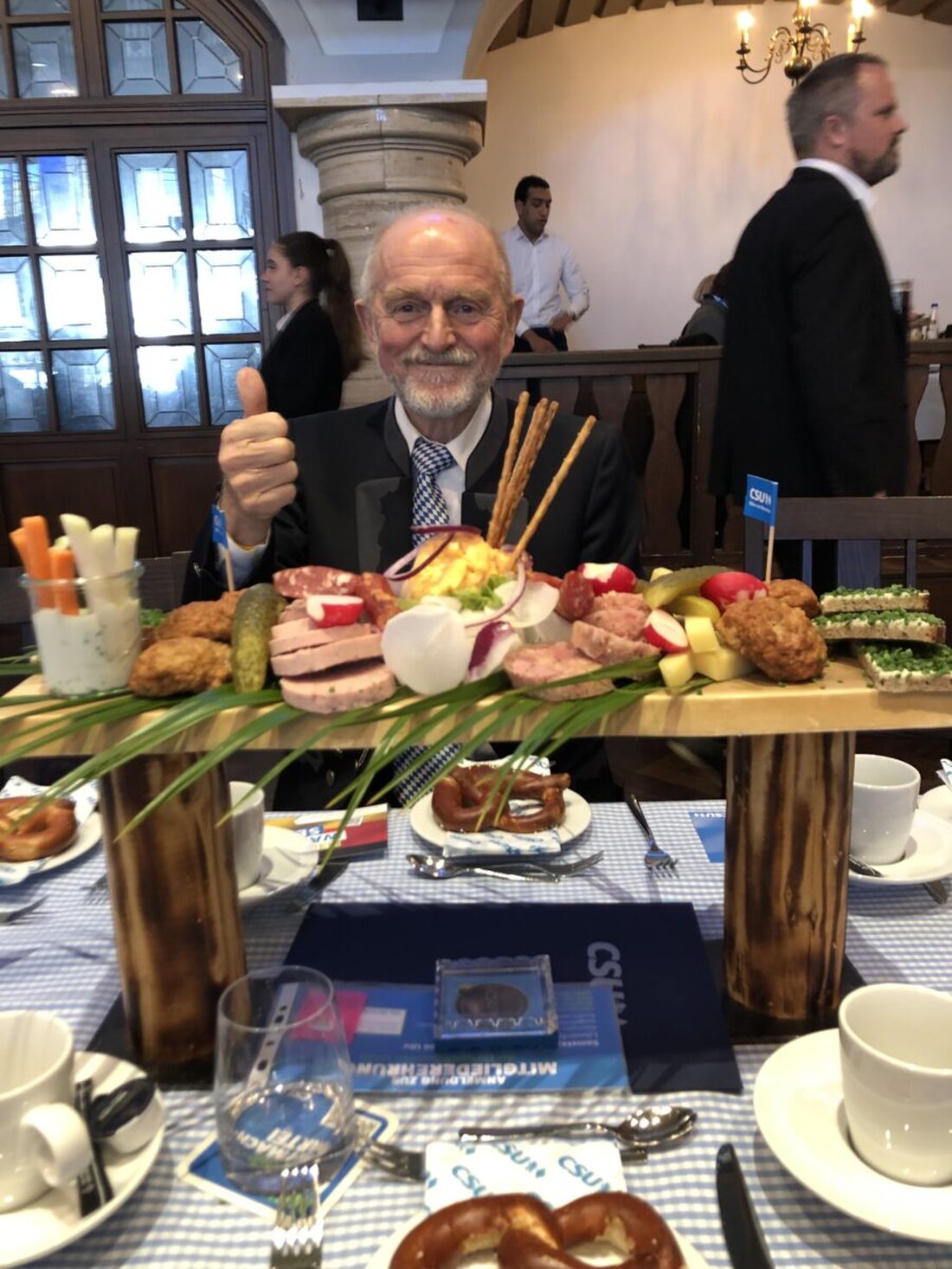 Waldershof. Gerhard Hausner wurde für 50 Jahre Mitgliedschaft in der CSU von Markus Söder in München geehrt. Bei einer Veranstaltung im Löwenbräukeller erhielt er eine Urkunde und Ehrenmedaille.