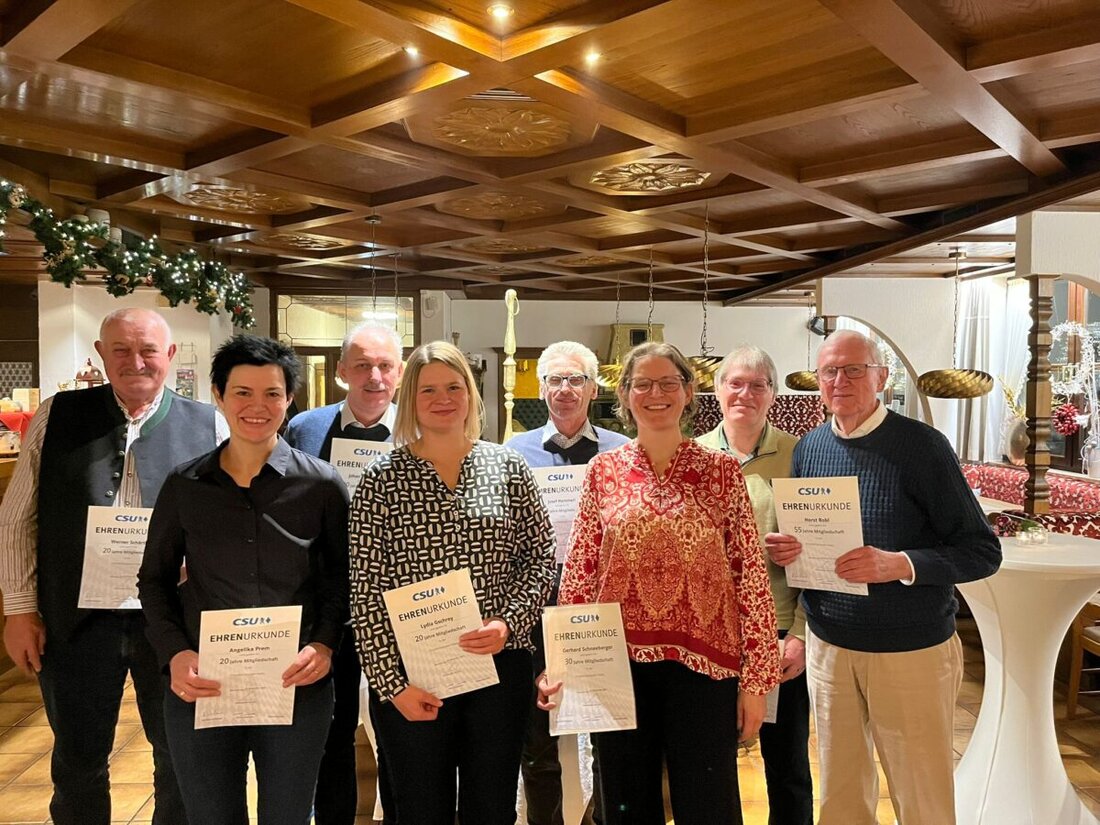 Tännesberg. Im Hotel Wurzer feierte der CSU-Ortsverband am 21. November 2025 eine feierliche Vorweihnachtsfeier. Geehrt wurden treue Mitglieder. Ausblick gab es auf 29. Dezember 2025 und die Kommunalwahl am 8. März 2026.